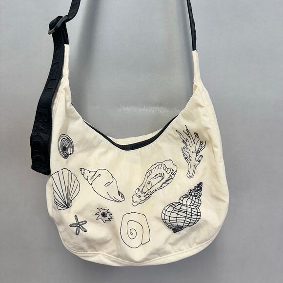 Baggu Medium nylon crescent bag in Embroidered Shells crossbody adjustable NWT - Picture 13 of 16